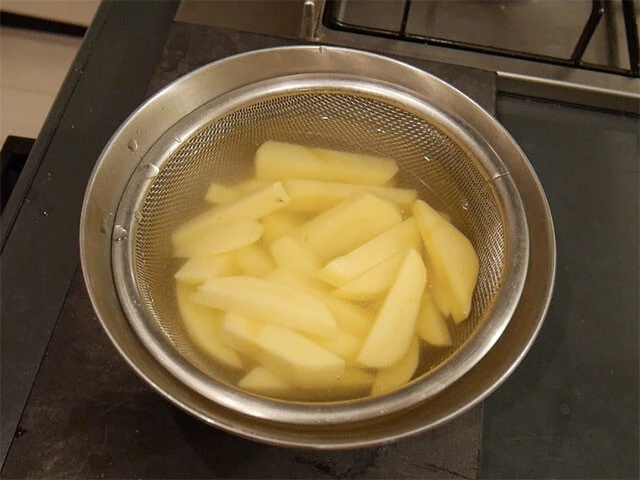 １．ジャガイモは皮を剥いて棒状にカットし水に２０分ほどさらしたら、水を切りキッチンペーパーでよく水気を取っておく。