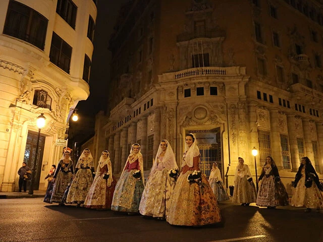 美しい民族衣装に身を包んだ人々の献花パレード「オフレンダ」