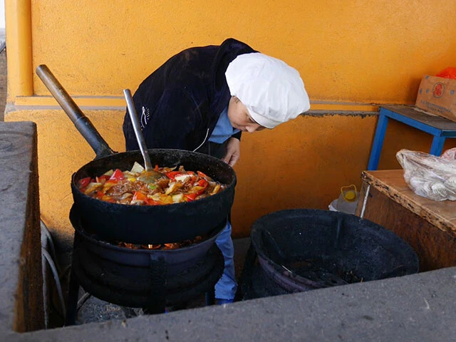 ラグマンの具材を鍋で調理している姿