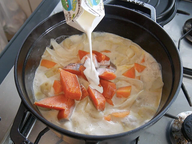 ３．牛乳を入れ、沸騰直前でコンソメ、サーモン、生クリームを入れたら弱火で５分煮込む