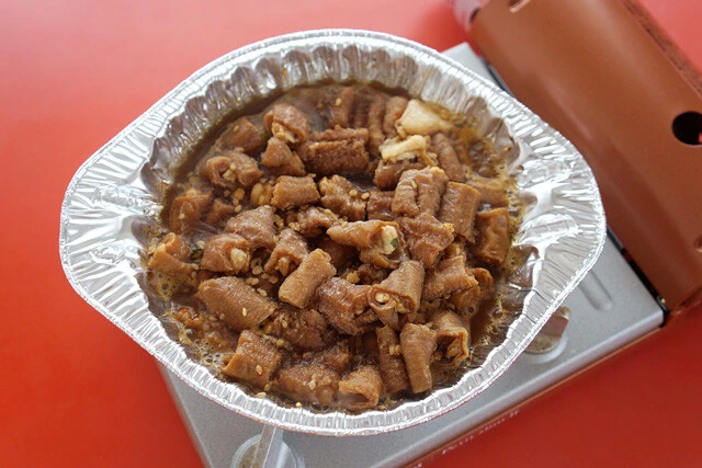 ホルモン鍋をコンロにかけて