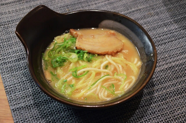 (4)ラーメン! 煮込んでいると麺は少しずつ伸びてしまうので、麺からどんどん食べてしまおう。水餃子や野菜などのスープ味を壊さない具材や、チーズをトッピングするのも激ウマだ