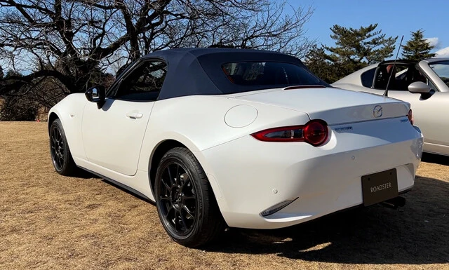 990Sのほろは専用色となるダークブルー。ちなみに今回のマイチェンで前後ともにブレーキ性能を改良、強化した