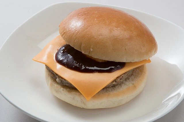 とんこつ辛味噌チーズバーガー【チーズバーガー】バーガーの間に塗るだけ。シンプルな味つけのバーガーにトッピングすると手堅くハマる