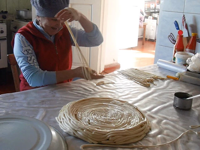 ラグマンの麺を細く伸ばす作業