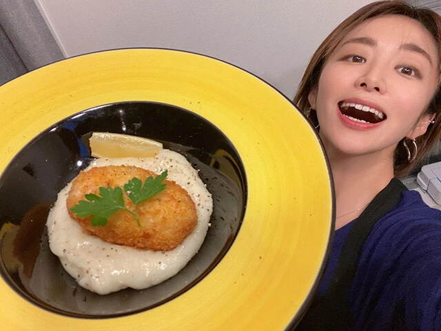 ナイフを入れるとサクッ！　ジュワ～！をお楽しみあれ！　（ウクライナの国旗カラーを意識してみました）