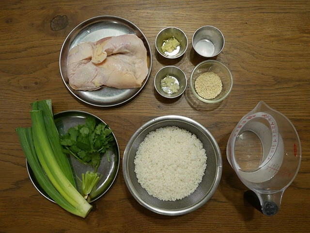 材料：鶏もも、ショウガ、ニンニク、塩、鶏ガラスープのもと、ネギ、パクチー、米、水、ソースは別途用意