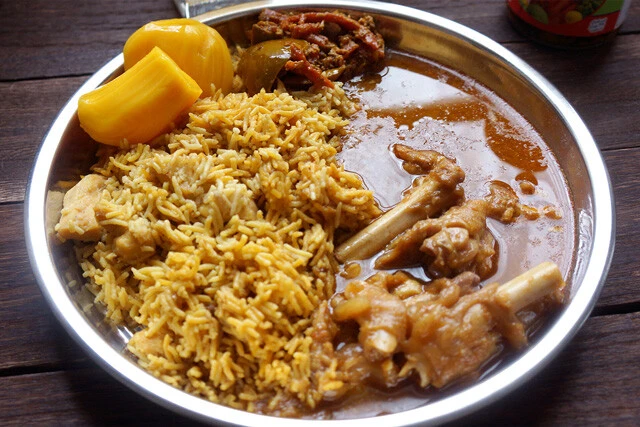 インドカレー用のステンレス皿にどーんと