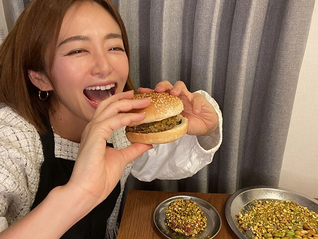 シンプルに素材の味を楽しんだら、お好みでソース、野菜、チーズなどを足してもOK。自由さがハンバーガーの醍醐味だよね