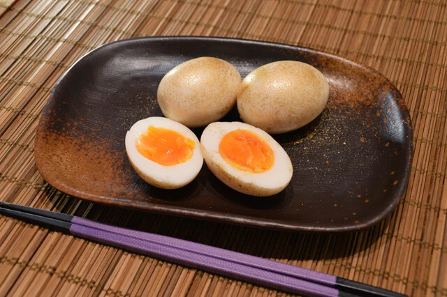 おい、野島!! これ完全に出落ちだろッ!! 白だしで作る超お手軽な味玉は食用の金箔スプレーで全塗装しても激ウマでした!「金玉」【B級フード研究家・野島慎一郎のバカレシピ】