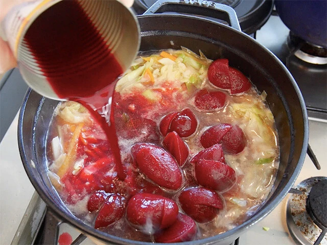 ５．ビーツと缶に残った汁も全部を加えて５～１５分ほど煮込む