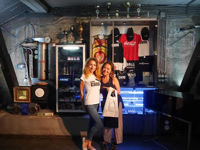 絵葉書などのおみやげを買って店員さんと記念撮影