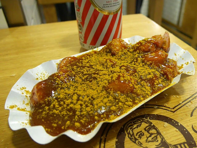 ケルン中央駅で食べたカリーブルスト。ソーセージにケチャップベースのソースとカレー粉をかけたもの