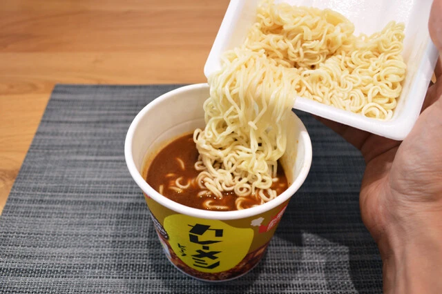 (3)入れる! ペヤングの麺が戻ったらカレーメシのルウをよくかき混ぜて溶かし、麺をすべて入れれば「カレーメン」の完成。麺を少しずつカレーに浸すつけ麺スタイルで食べてもよし!