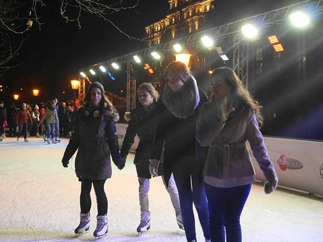 アイススケートを楽しむ女性たち