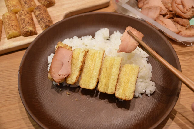 うまい棒とんかつソース味を半分にスライスしてトースターで軽く焼き、焼き豚を挟めば、ザクザク食感の楽しめる疑似とんかつの出来上がり、カレーをかけて召し上がれ！