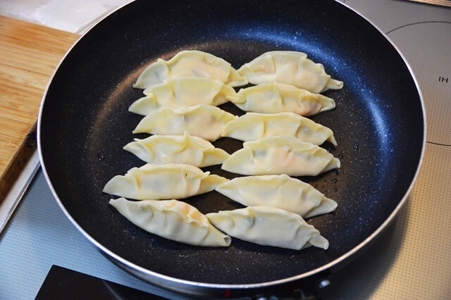 (4)焼く! あとは通常の焼き餃子と同様にフライパンで焼き上げるだけ。中身はすでに火が通っているので、焦げ目さえつけばOK。上手な焼き方はクックパッドを参照してください!