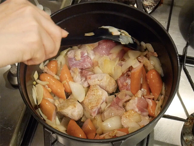 １．鍋に油をひき、ニンニク、玉ねぎを炒めたら、肉類も加え炒める。