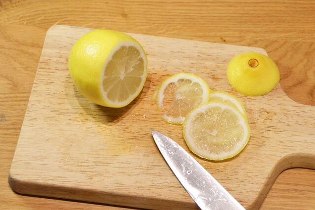 (2)切る! レモンを洗い、いちょう切りにスライス。輸入品のレモンは防カビ剤や農薬が使われていることが多いので注意。皮ごと食べられると記載されているものを使用すること