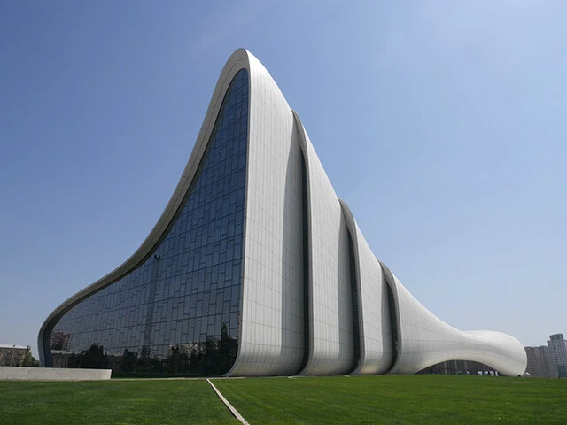 見る角度によって全く異なる建築と化す「ヘイダル・アリエフ・センター」