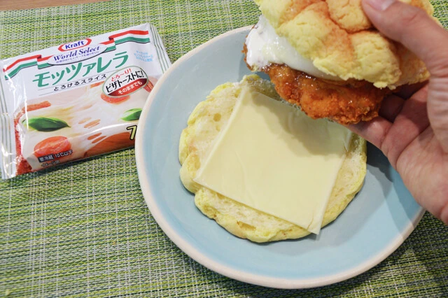 (5)カスタム! お好みでモッツァレラチーズを挟むと甘さが引き締まり、味の変化を楽しむことができるのでオススメ。スイーツ感が薄れるのでモーニングやランチなど軽食にもぴったりだ