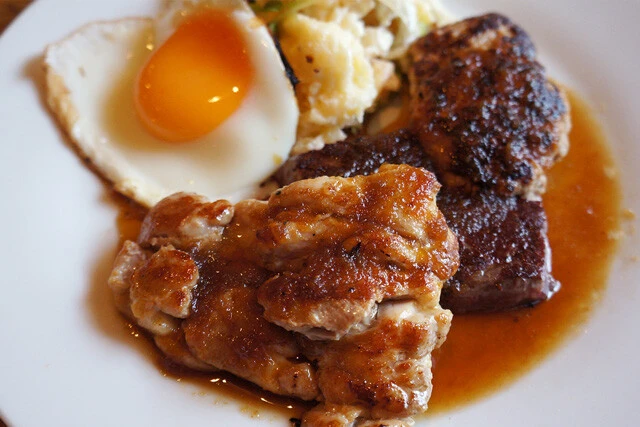 料理の皿をアップで