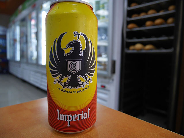 コスタリカの有名なビール「インペリアル」