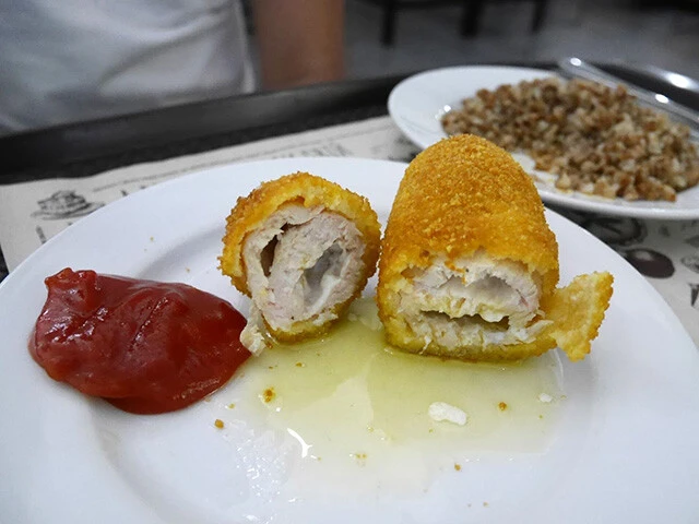 ナイフで切ると中からバターが流れ出しました