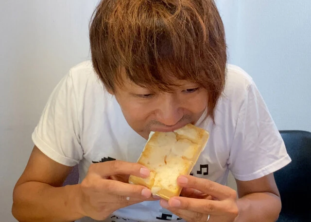 (5)急ぐ! 焼いたモナ王のアイスはトースターから取り出しても溶け続ける。味は激ウマだがゆっくり堪能している余裕はない。フードファイターになったつもりで大急ぎでかっ食らえ!