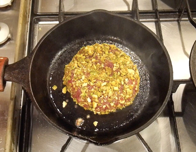 3．フライパンで片面中火で3分焼き、ひっくり返して蓋をして弱火で7分焼く。