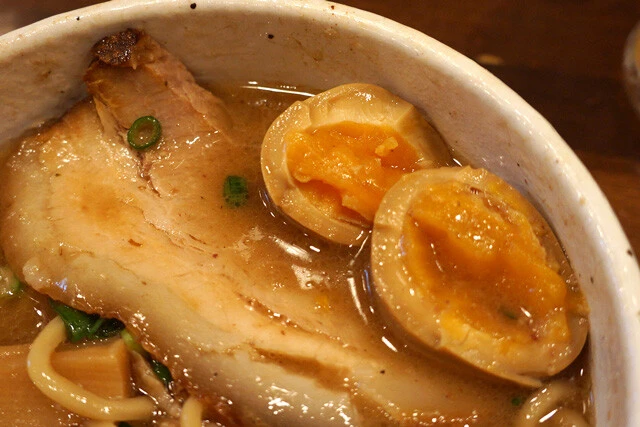 絶妙な半熟具合の味玉