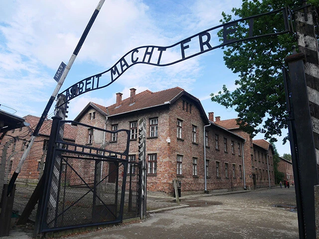 「働けば自由になる」と記された「アウシュビッツ強制収容所」のゲート