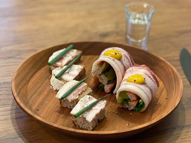 （左から）サーロのカナッペとサーロ寿司（生ニンニク乗せ忘れた！）にウォッカを添えて