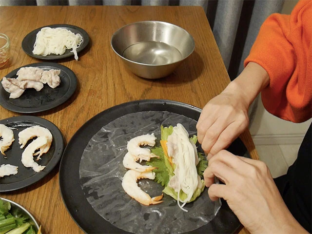 ３．ライスペーパーの真ん中に上下二段になるように具材を乗せ、手前から巻いていく。途中で左右を折り込んで巻き上げたらできあがり！（上部にはエビなど皮から透けて見せたい具、下段には野菜類や素麺などを置くと綺麗に仕上がります）