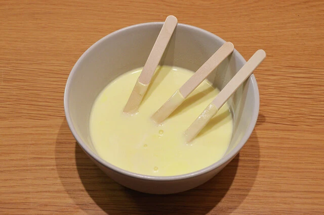 (1)溶かす! 深めの食器にかじるバターアイスを2、3本入れ、常温でしばらく放置するか電子レンジで加熱し、トロトロに溶けるまで待とう。レンチンで温かくなってしまっても問題ない