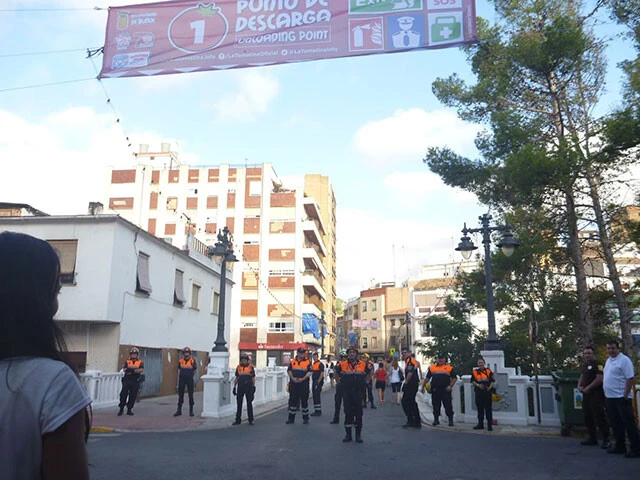 会場となる通りのゲート