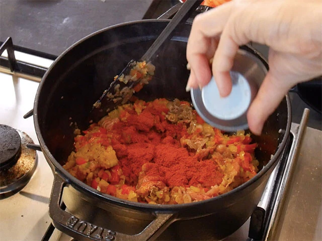 ３．肉を加え炒めたら、パプリカパウダーを加え手早く全体と混ぜる。（パプリカパウダーは焦げやすいので注意）