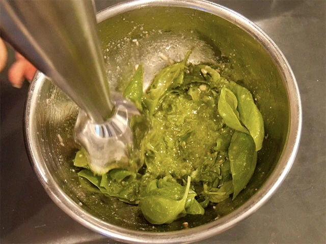 ２．１にバジルを加えて絡めたら、ブレンダーですり潰してソースのベースができあがり。保存する場合はここまで。すぐ食べる場合は粉チーズを加える。