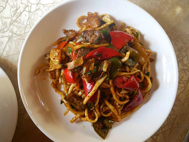 日本の焼きうどんのようなラグマン