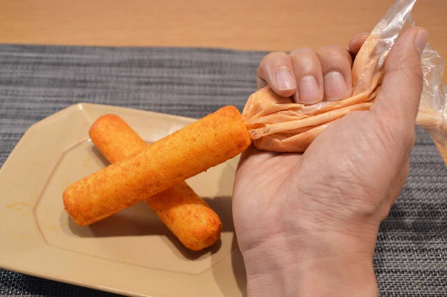 （８）鬼明太マヨうまい棒　うまい棒めんたい味の穴に明太子パスタのソースとマヨを混ぜて注入。中から濃厚ソースがあふれ出てくる感覚がたまらない！