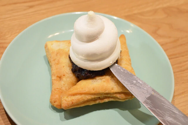 (4)のせる! あとは(3)を(2)の上に手早くのせたら完成! フォークとナイフを使って細かく切り分けると食べやすい。中から滴り落ちる練乳とクリーム、あんことアイスの相性が最高すぎ!