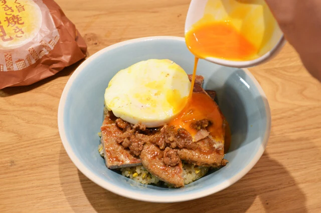 (4)溶き卵! マックの月見バーガーは目玉焼きが完熟だが、仕上げに卵黄を溶いて全体にかければプルプルの白身ととろとろ黄身のハーモニーを味わえる。アツアツのうちにめしあがれ!