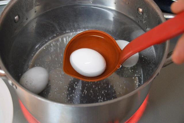（１）ゆでる！　まずは大きめの鍋でゆで卵を作ろう。卵は７～８分程度ゆでると程よく半熟に仕上がるのでオススメ。時間になったら卵を鍋から取り出し、氷水で冷やしたら殻をむく