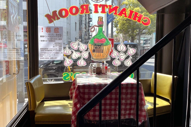 にんにくモチーフだらけの店内