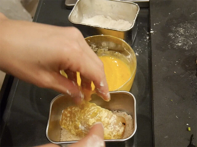 ３．２に、小麦粉→溶き卵→パン粉、の順に衣を付ける。