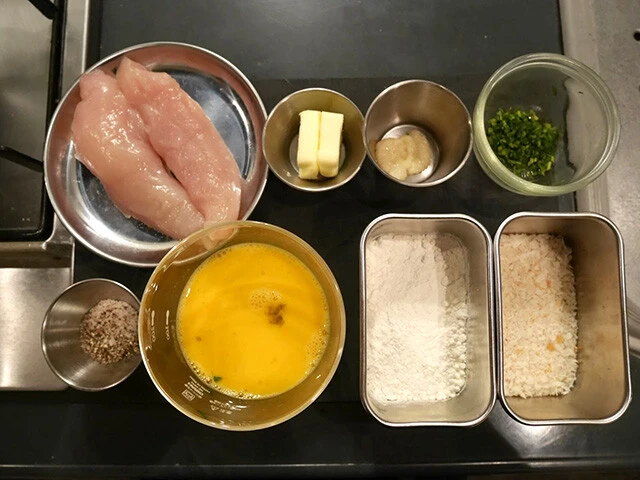 材料：鶏ささみ、バター、パセリ、にんにく、溶き卵、小麦粉、パン粉