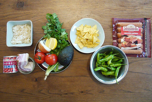 材料：（左から）レッドキドニー豆缶からトルティーヤまでがコスタリカ料理、ししとうはスペイン料理、ソーセージはドイツ料理（調味料は別途）