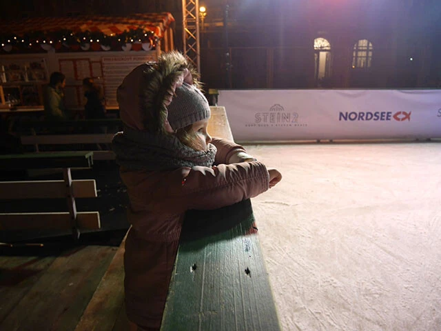 スケートリンクを眺める少女