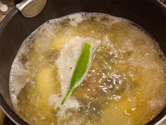 ３．鍋で湯を沸かし塩を適量入れ（分量外）、パスタ、一口サイズのジャガイモ、オクラを一緒に茹でる。オクラのみ２分程度で取り出し、一口サイズにカット。