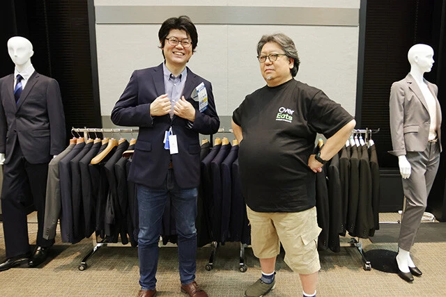 編集カワサキだけが提案されたオススメサイズのジャケットを着込み、体験取材を終えたふたり。タニタとはるやまの皆さん、ありがとうございました!